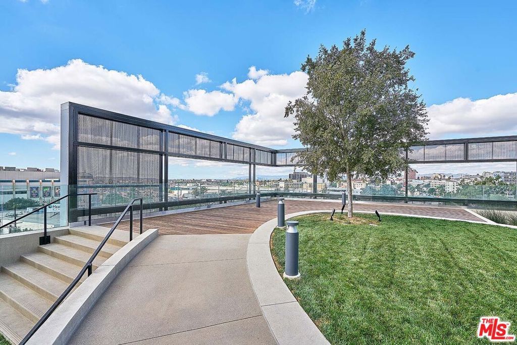 Image 34 of property listing at 889 Francisco Street 1001, Los Angeles, CA 90017