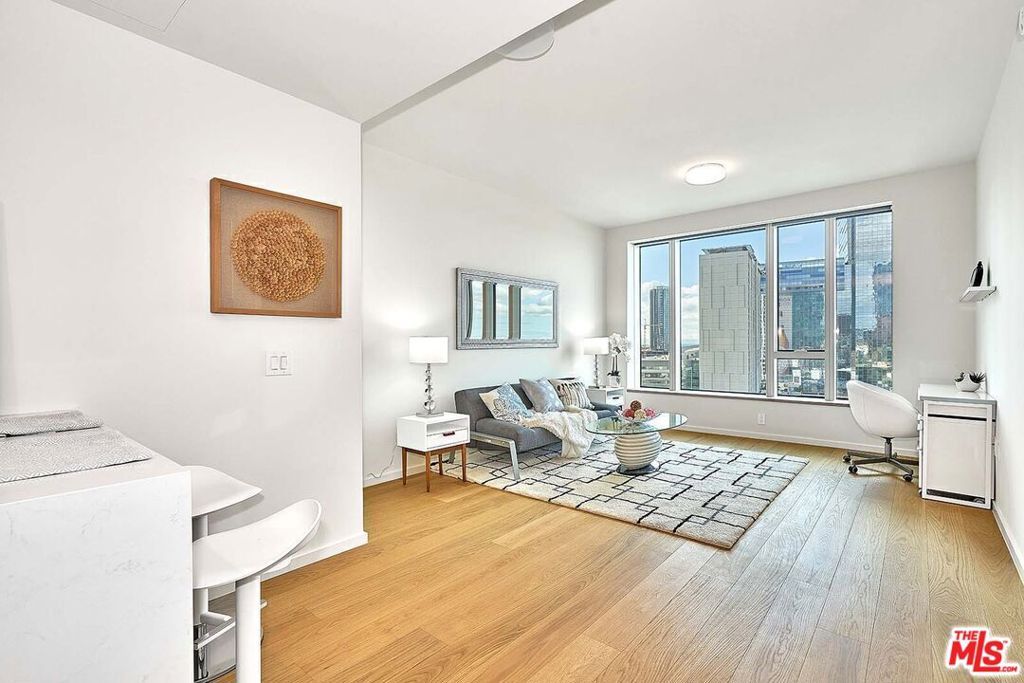 Image 4 of property listing at 889 Francisco Street 1001, Los Angeles, CA 90017