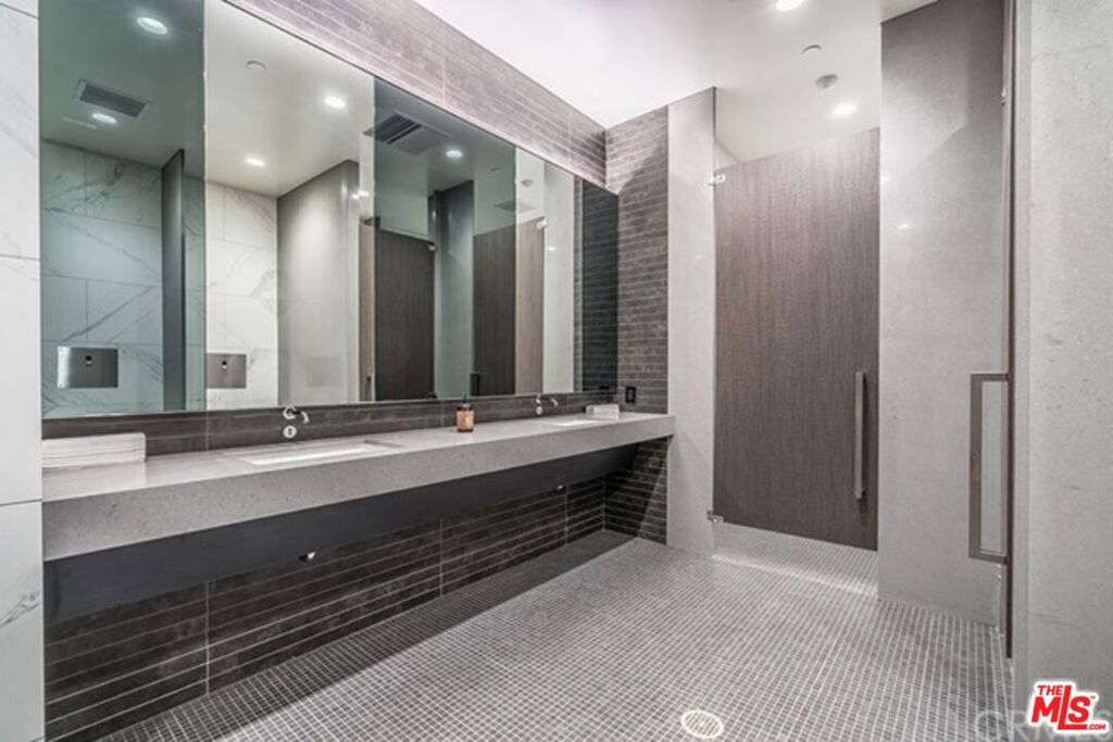 Image 69 of property listing at 889 Francisco Street 1001, Los Angeles, CA 90017