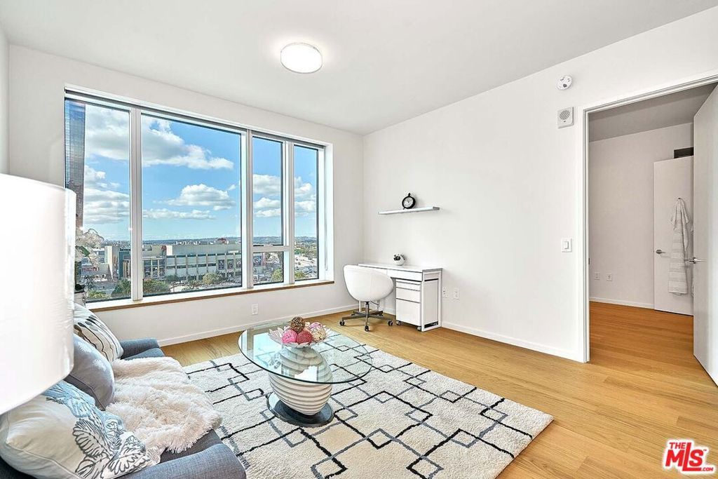 Image 7 of property listing at 889 Francisco Street 1001, Los Angeles, CA 90017