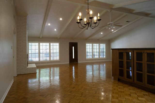 372 Oak Hill Drive, Huntsville, TX 77340