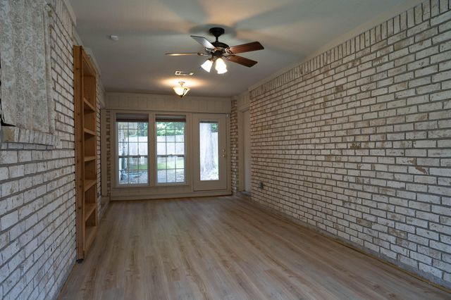 372 Oak Hill Drive, Huntsville, TX 77340