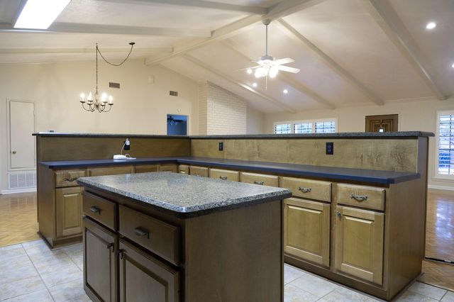 372 Oak Hill Drive, Huntsville, TX 77340