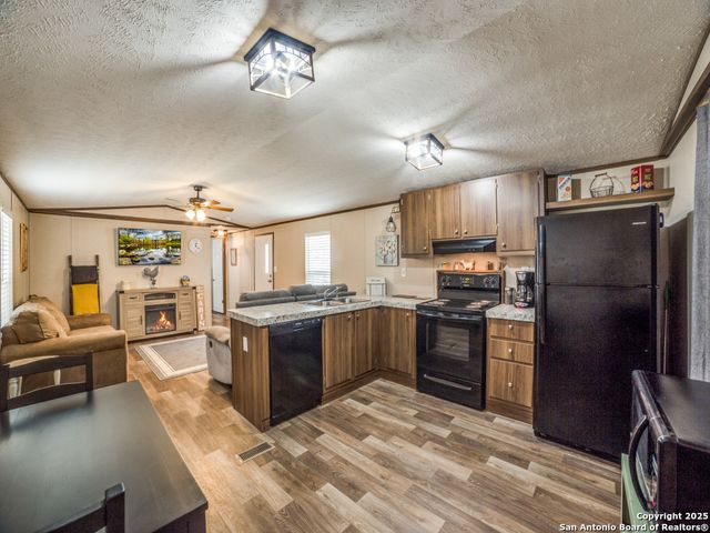626 Pr 1512, Bandera, TX 78003