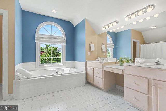1 MARINA DR, Camp Hill, PA 17011