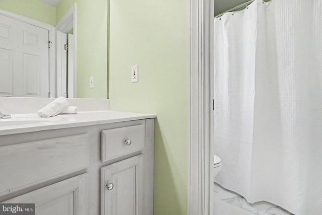 1 MARINA DR, Camp Hill, PA 17011