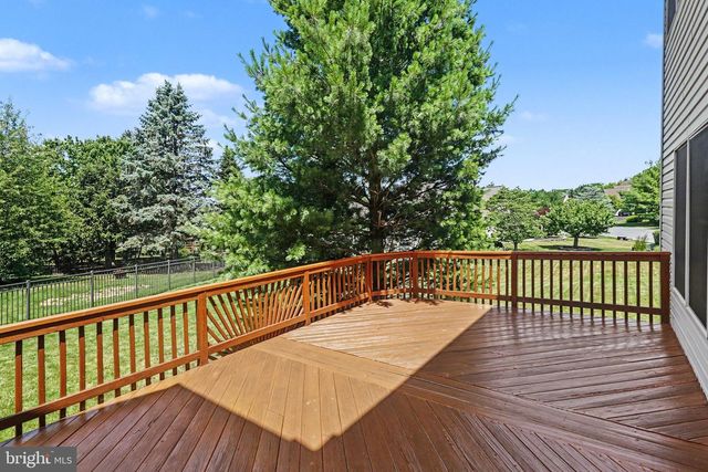 1 MARINA DR, Camp Hill, PA 17011