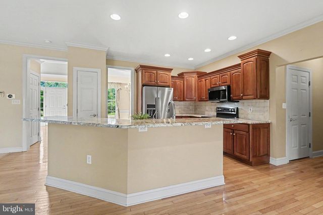 1 MARINA DR, Camp Hill, PA 17011
