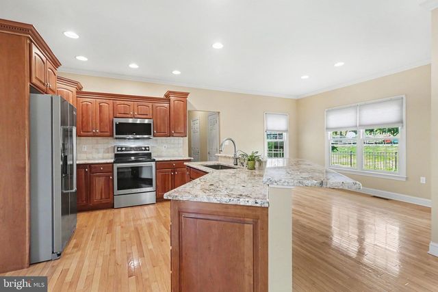 1 MARINA DR, Camp Hill, PA 17011