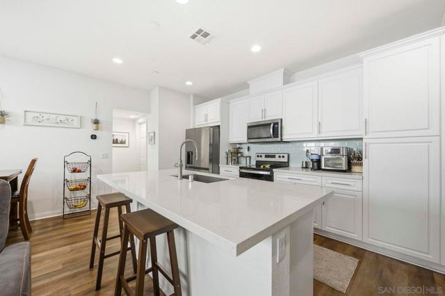 517 Pinedale St, Vista, CA 92081