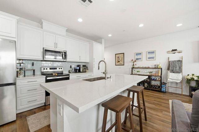 517 Pinedale St, Vista, CA 92081