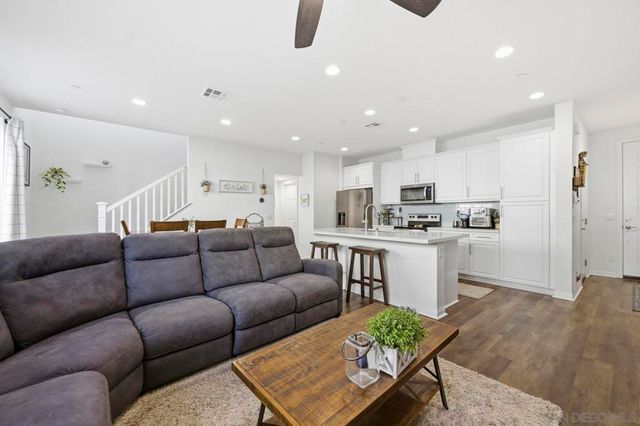 517 Pinedale St, Vista, CA 92081