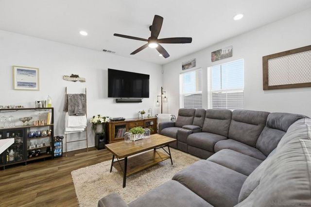 517 Pinedale St, Vista, CA 92081