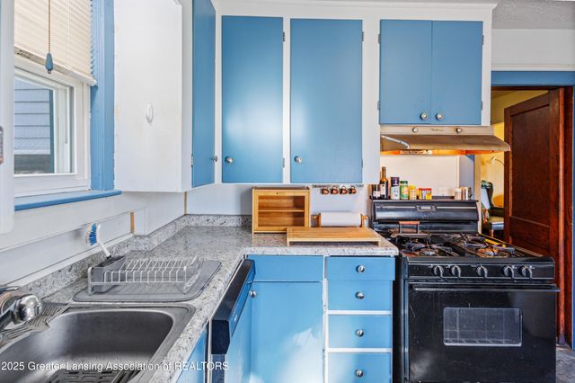 1527 Massachusetts Avenue, Lansing, MI 48906