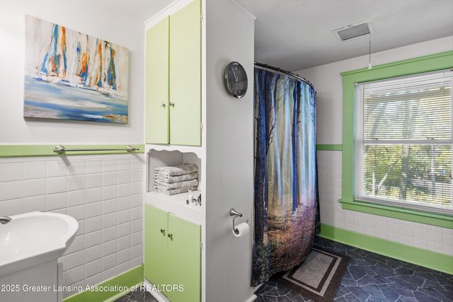 1527 Massachusetts Avenue, Lansing, MI 48906