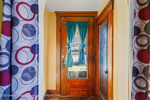 1527 Massachusetts Avenue, Lansing, MI 48906