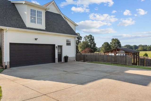 500 Fawn Ct, Burns, TN 37029