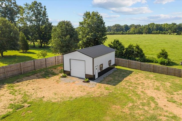 500 Fawn Ct, Burns, TN 37029