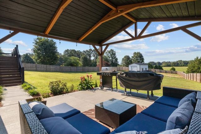 500 Fawn Ct, Burns, TN 37029