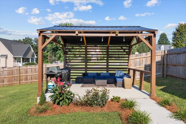 500 Fawn Ct, Burns, TN 37029