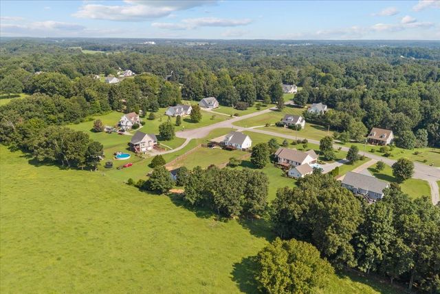 500 Fawn Ct, Burns, TN 37029