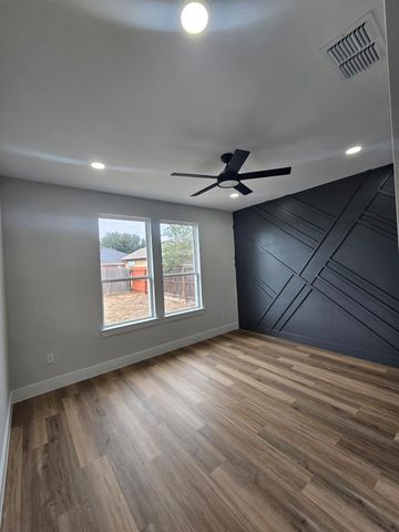 2413 Blue Sky LN, Lockhart, TX 78644