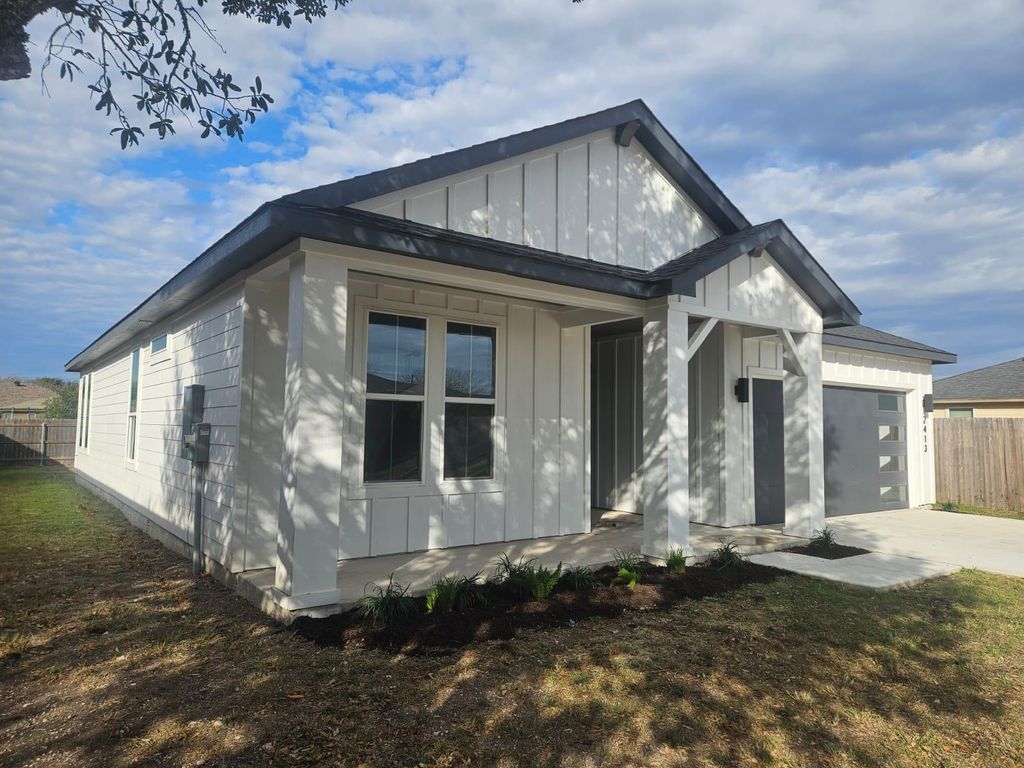 2413 Blue Sky LN, Lockhart, TX 78644