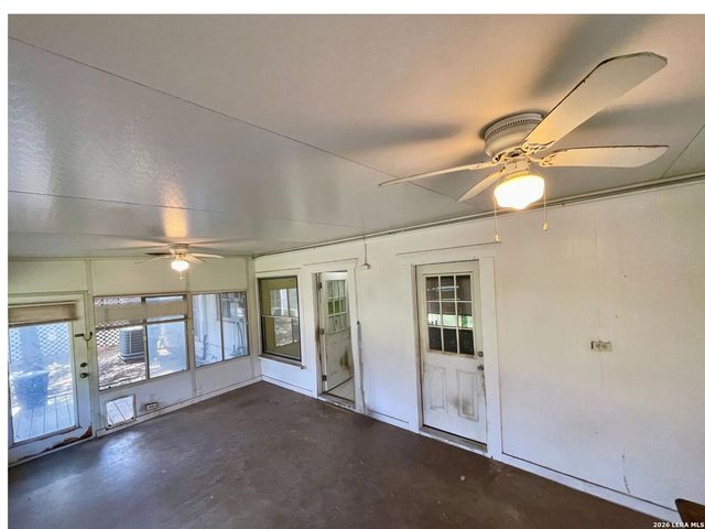 111 Edgebrook Ln, San Antonio, TX 78213