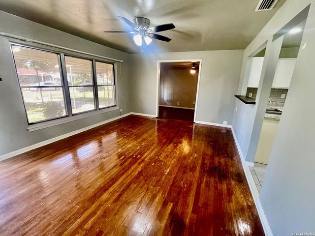 111 Edgebrook Ln, San Antonio, TX 78213