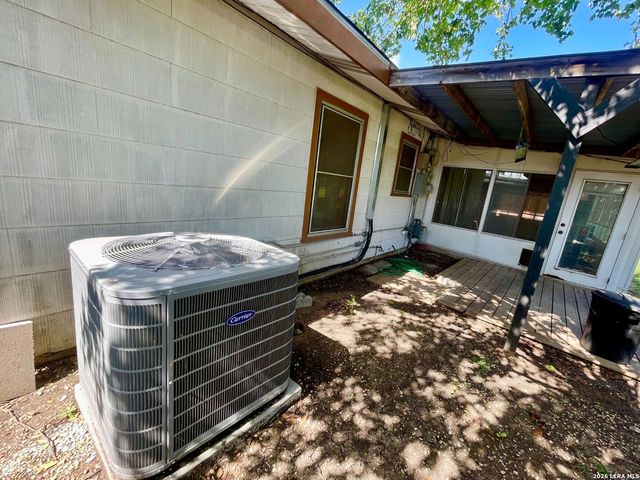 111 Edgebrook Ln, San Antonio, TX 78213