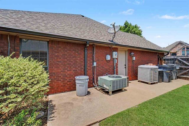2004 NE 31st St, Lawton, OK 73507