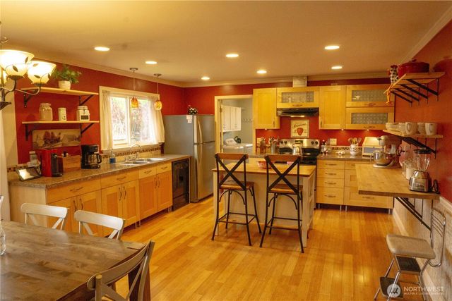 733 E 10th Street, Port Angeles, WA 98362