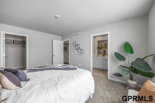 8010 N 113 Avenue, Omaha, NE 68142