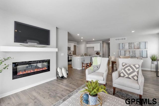 8010 N 113 Avenue, Omaha, NE 68142