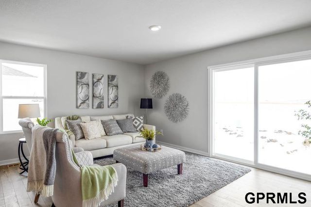8010 N 113 Avenue, Omaha, NE 68142