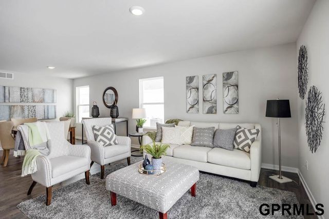 8010 N 113 Avenue, Omaha, NE 68142