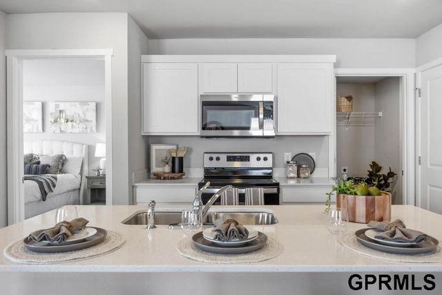 8010 N 113 Avenue, Omaha, NE 68142