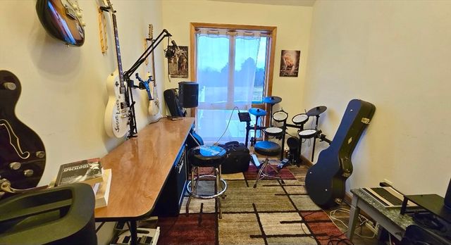 32 Hemlock St, Douglas, MA 01516