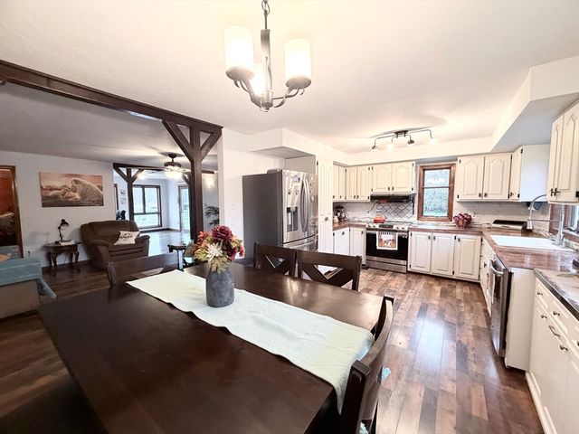 32 Hemlock St, Douglas, MA 01516