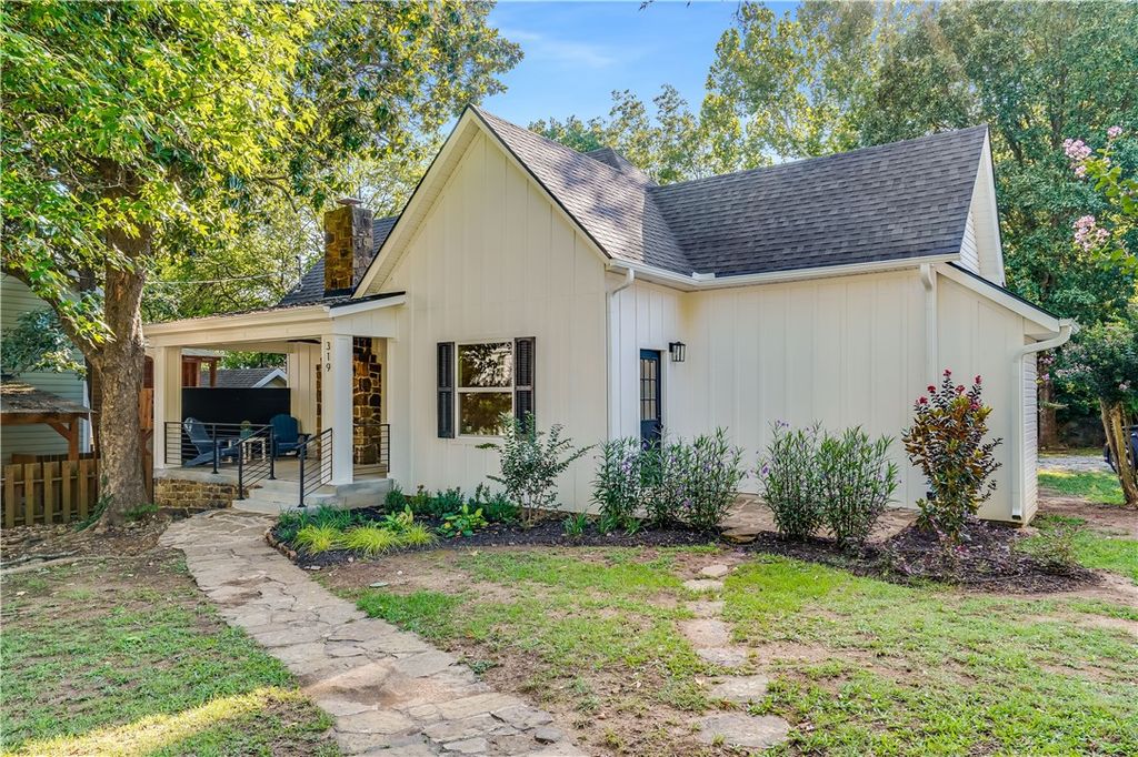 319 S College Avenue, Fayetteville, AR 72701