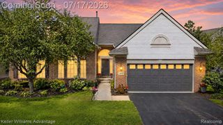 1449 Covington Crossing 44, Walled Lake, MI 48390