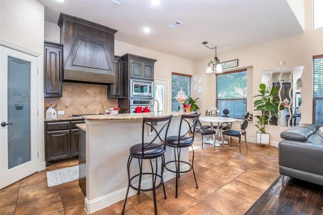8436 Town Walk Drive, North Richland Hills, TX 76182