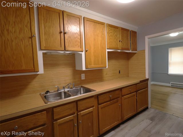 17225 Shaftsbury Avenue, Detroit, MI 48219