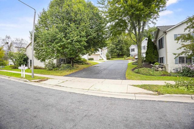 5157 RIDGE OAK Drive, Madison, WI 53704