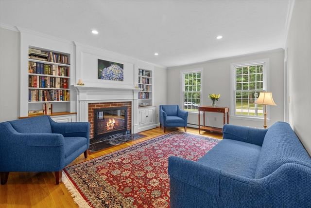 16 King Philip Path, Mendon, MA 01756