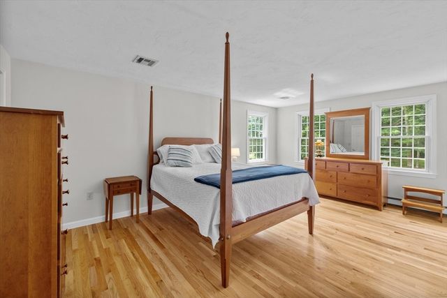 16 King Philip Path, Mendon, MA 01756