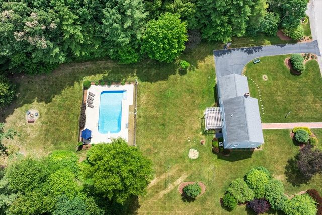 16 King Philip Path, Mendon, MA 01756