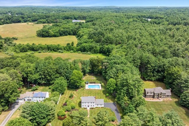 16 King Philip Path, Mendon, MA 01756