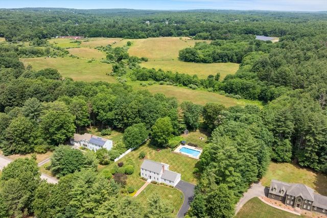 16 King Philip Path, Mendon, MA 01756