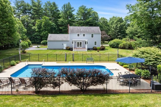 16 King Philip Path, Mendon, MA 01756